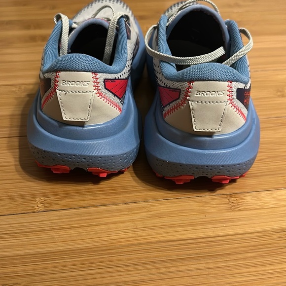 Brooks Caldera 6
Size 7.5 Women’s - Picture 3 of 4